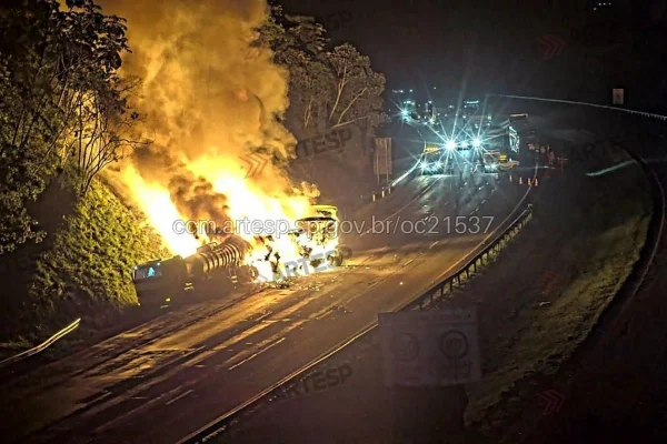 Rodoanel tem 12 km de congestionamento após acidente com fogo em carretas - destaque galeria
