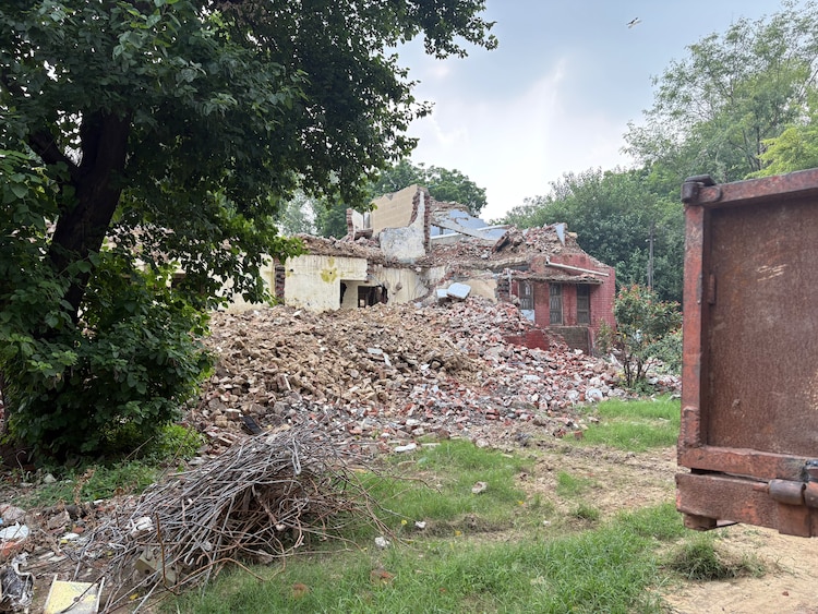 Albergue ou abrigo para vacas? O que encontramos dentro do colégio Hansraj da Universidade de Deli