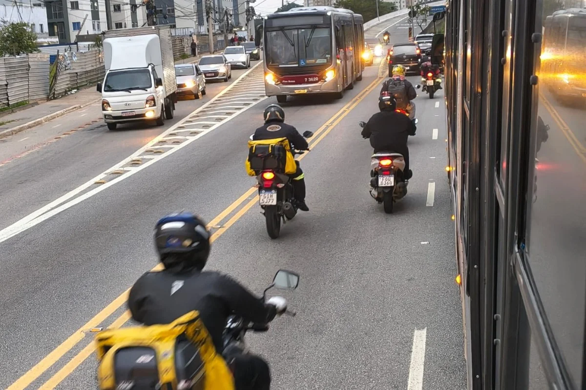 Imagem mostra motos no trânsito de São Paulo - Metrópoles
