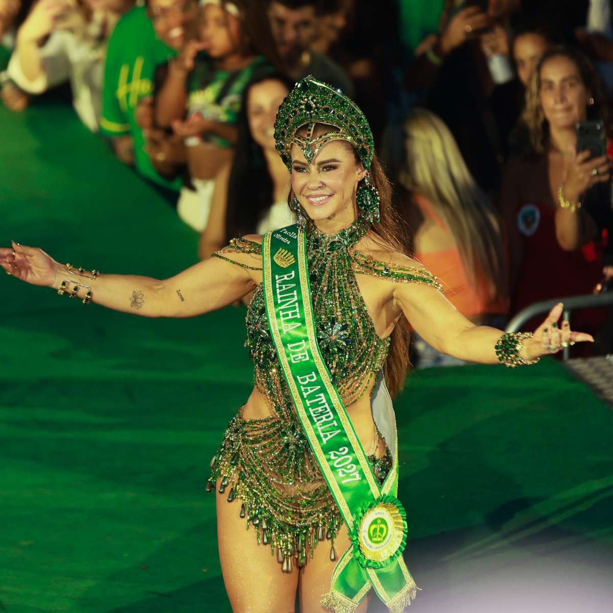 Esquenta com gritos de 'Lula' e 'selinho em Iza': como foi a coroação de Paolla Oliveira na Imperatriz