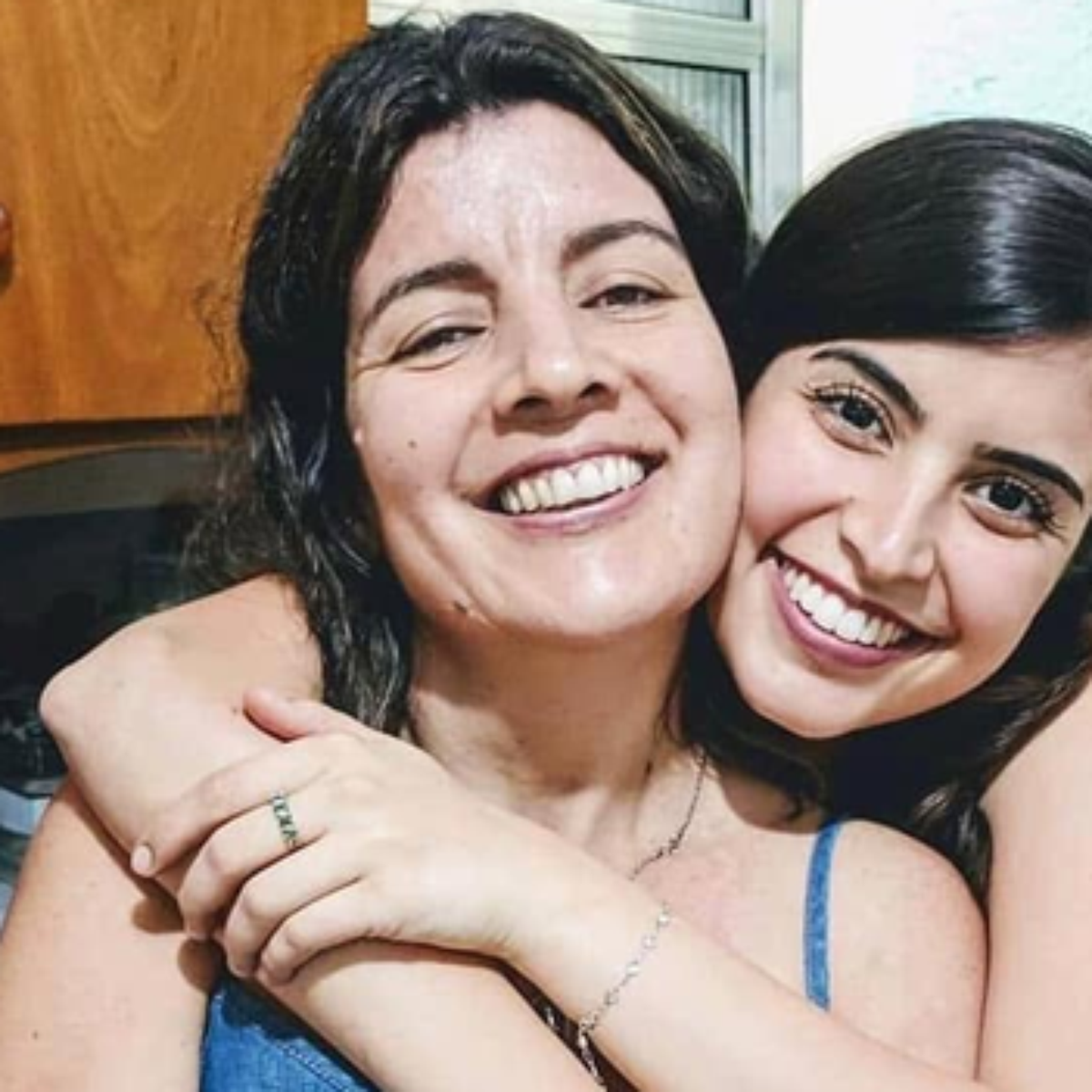 Mãe de Tabata Amaral pede Chiclete com Banana ao começar a acordar após cirurgia de emergência