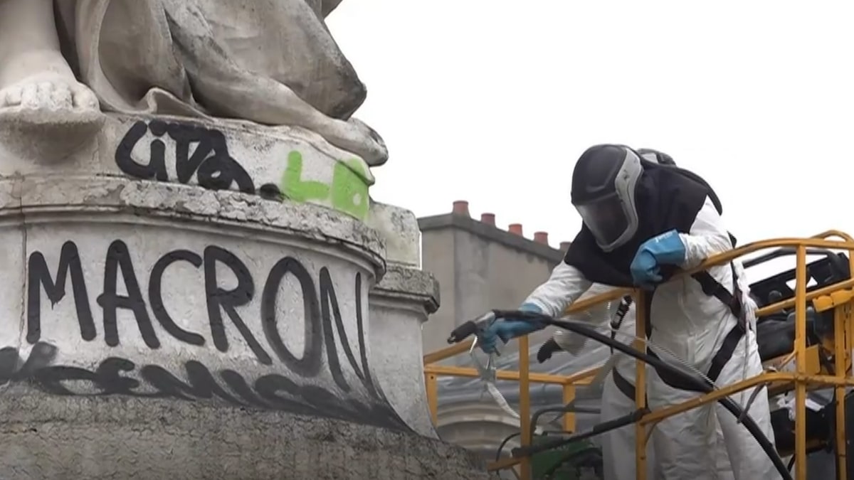 Comerciantes limpam estragos após protestos em Paris; França mobilizará forças de segurança