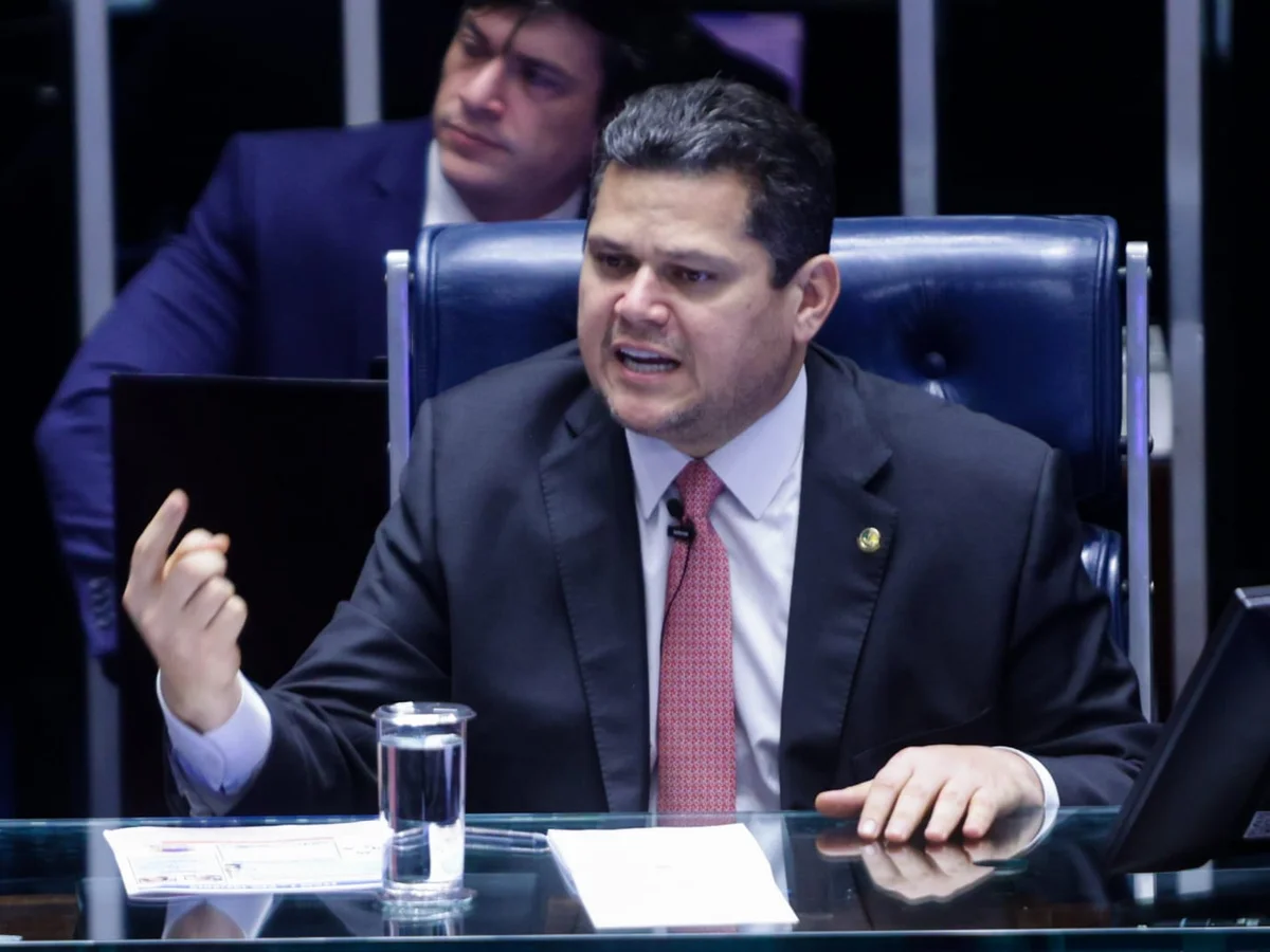Alcolumbre pauta 1º turno de votação do fim da 6x1 para quarta (14/10)