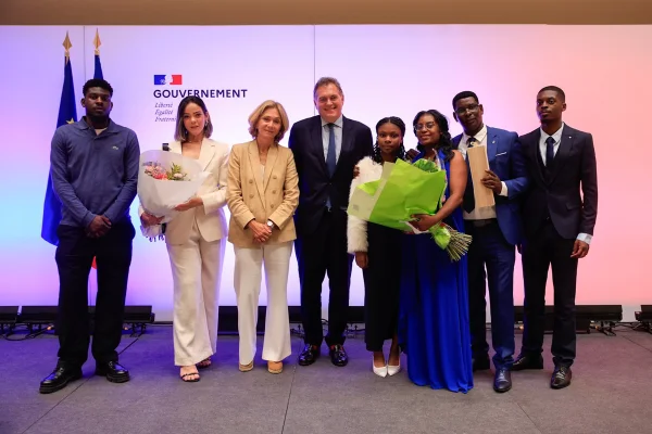 Mulher que salvou brasileira de estupro em trem na França é homenageada