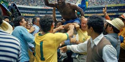 Pel&eacute; foi eleito a maior lenda da hist&oacute;ria das Copas segundo a BBC (Foto: Alessandro Sabbatini/ Getty Images) Foto: Getty Images / BBC News Brasil