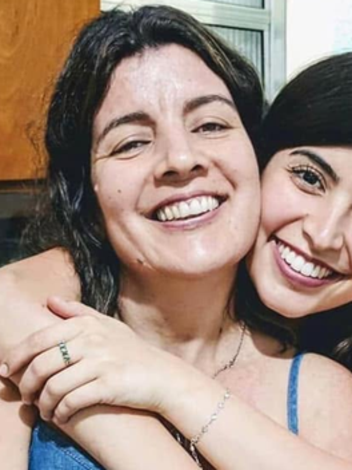 Mãe de Tabata Amaral pede Chiclete com Banana ao começar a acordar após cirurgia de emergência