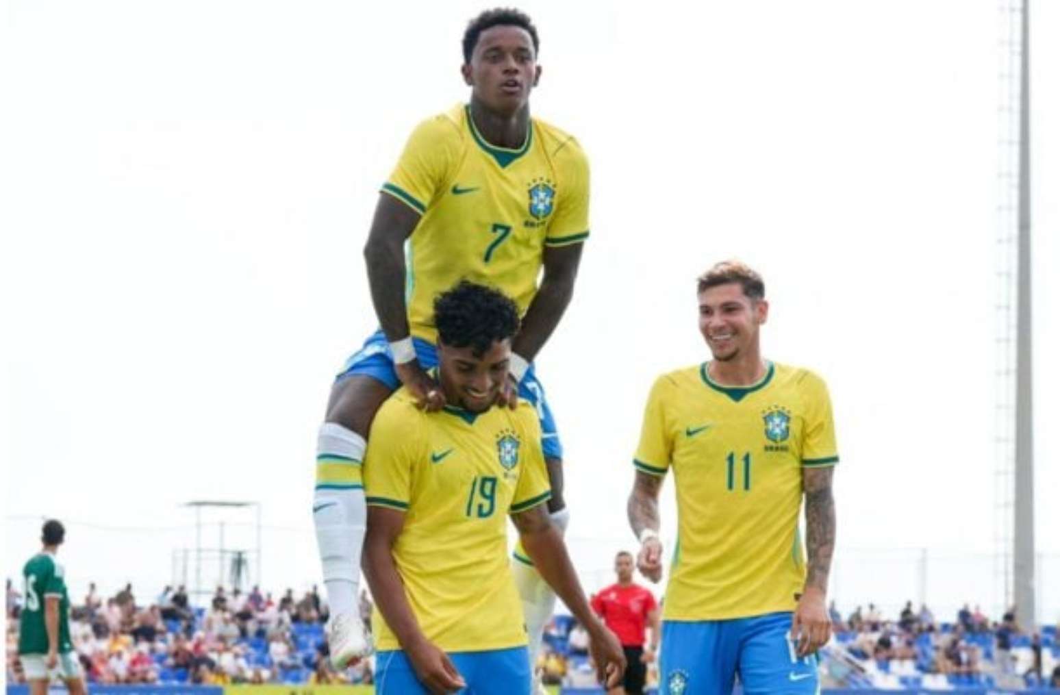 Bruninho comemora o seu gol para o Brasil dando cambalhota.