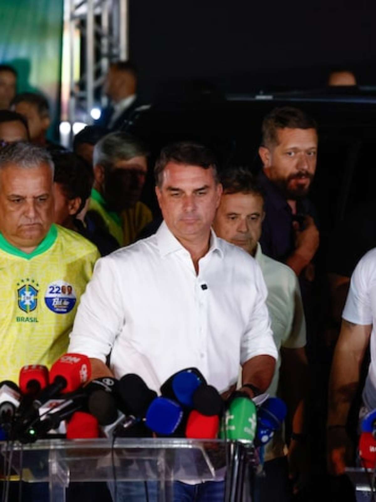 Fuga de Flávio Bolsonaro: aliado diz que senador foi para os Estados Unidos