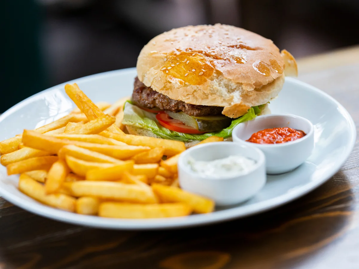 MG: fast food é condenada por servir hambúrguer e batata a trabalhadora