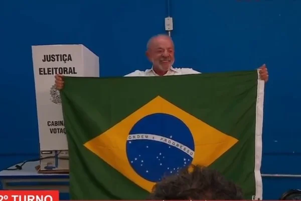 Lula recebe 6.435 votos contra 3.566 de Flávio Bolsonaro na Oceania