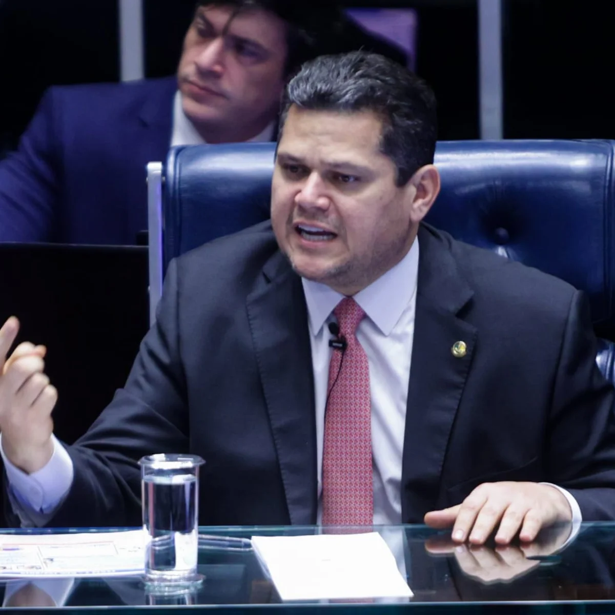 Alcolumbre pauta 1º turno de votação do fim da 6x1 para quarta (14/10)