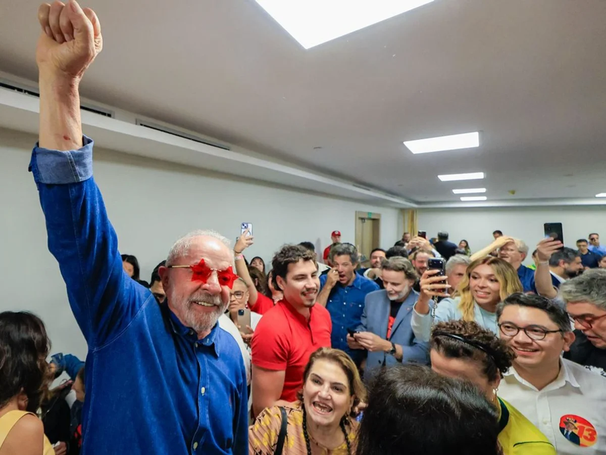 Lula volta para Brasília após festa da vitória em São Paulo