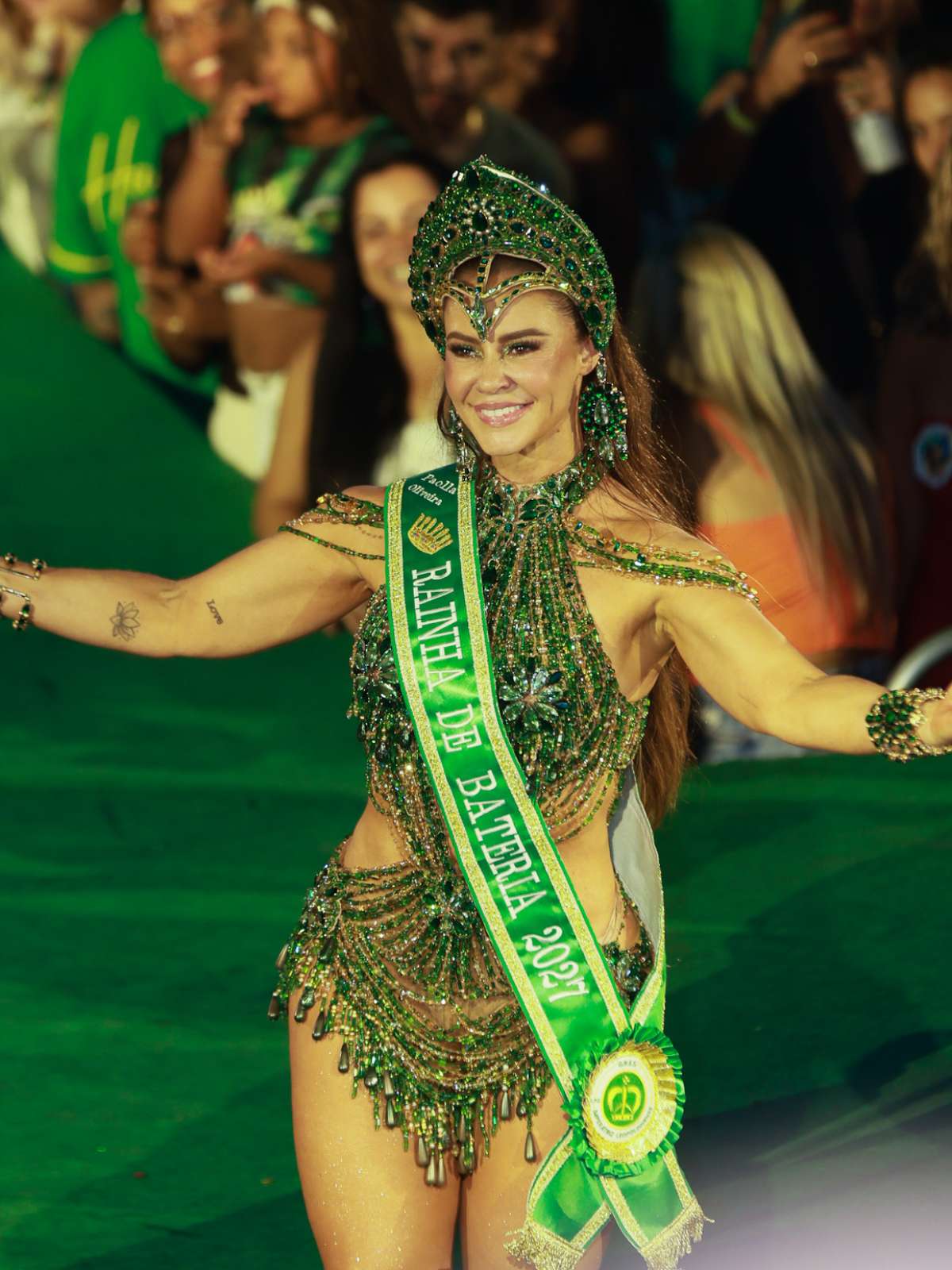 Esquenta com gritos de 'Lula' e 'selinho em Iza': como foi a coroação de Paolla Oliveira na Imperatriz