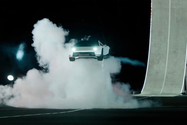 Carro 'voador'? Tesla apresenta modelo que faz manobra no ar