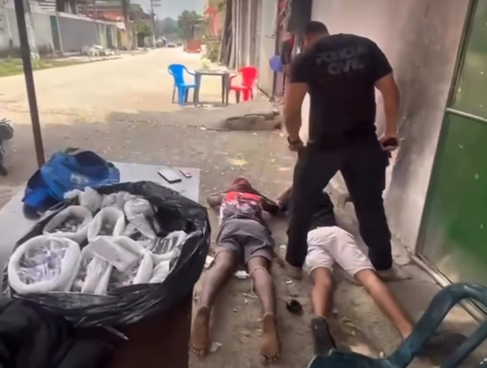 Agentes da 64ª DP conseguiram deter dois suspeitos em ação contra o tráfico Reprodução/Polícia Civil