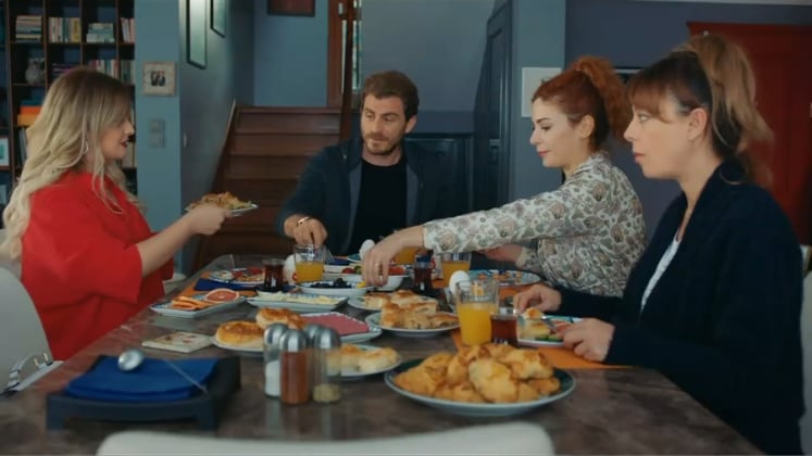 Na novela Iludida, Ali reage com fúria e culpa Asya por ter sido exposto publicamente na escola