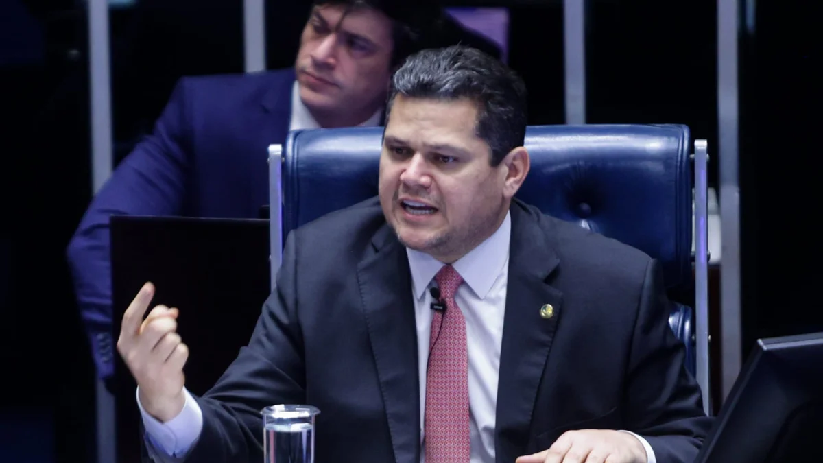 Alcolumbre pauta 1º turno de votação do fim da 6x1 para quarta (14/10)