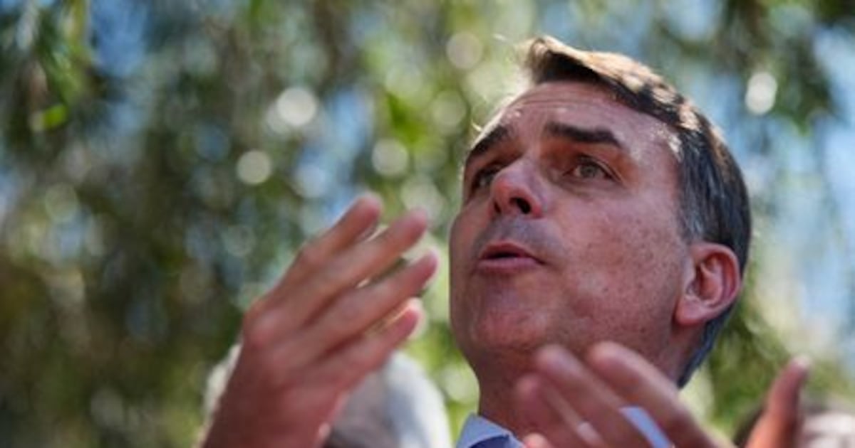 Em Brasília, Flávio Bolsonaro repete roteiro de eventos com partidos do Centrão e políticos de direita