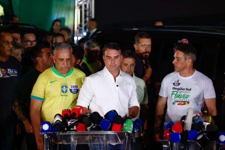 Fuga de Flávio Bolsonaro: aliado diz que senador foi para os Estados Unidos
