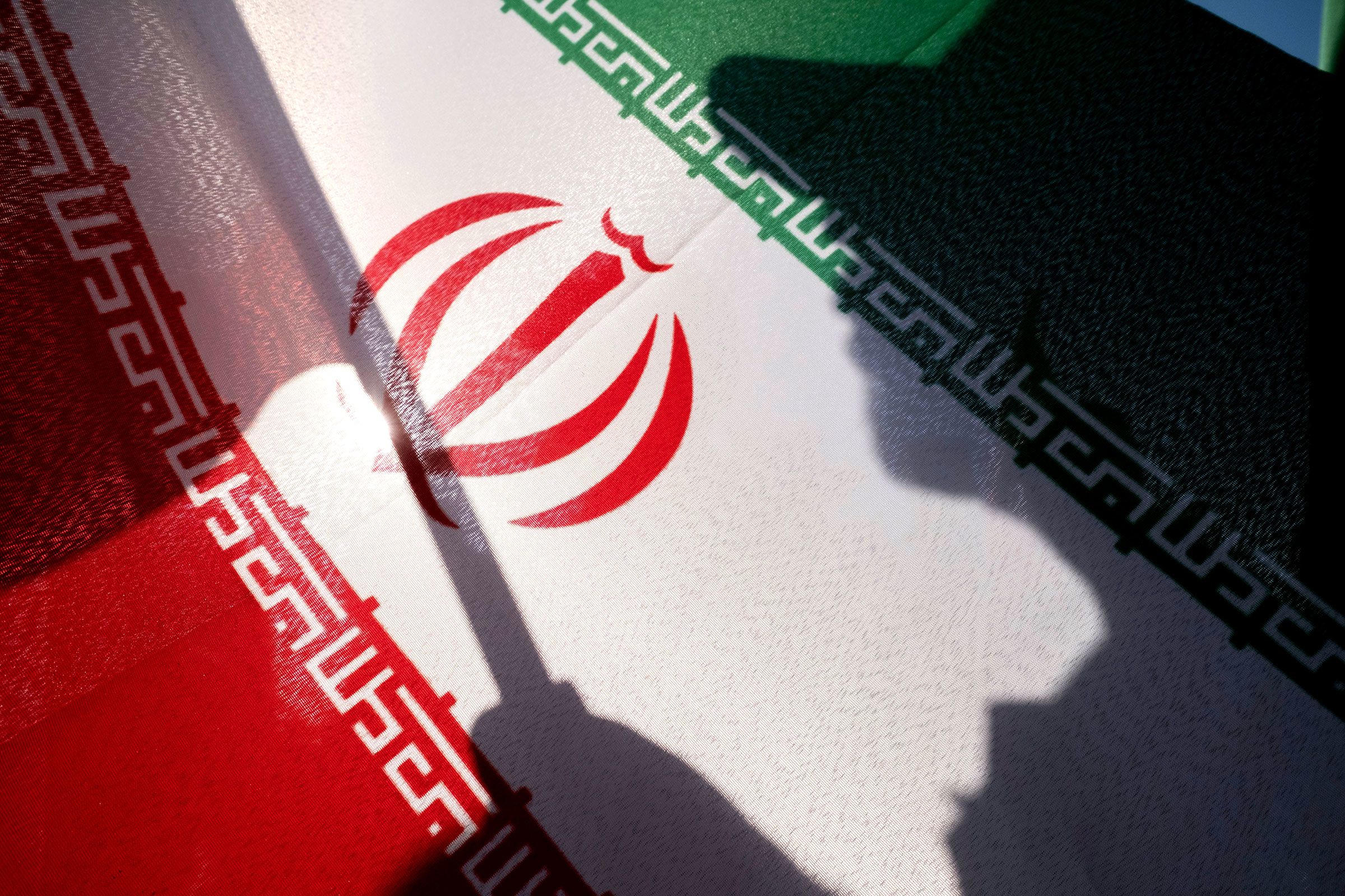 Agentes iranianos usaram IA para plantar histórias falsas em vários veículos de mídia dos EUA