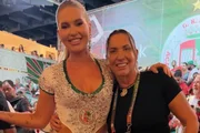 Virginia Fonseca e a mãe, Margareth Serrão, posam na quadra da Grande Rio