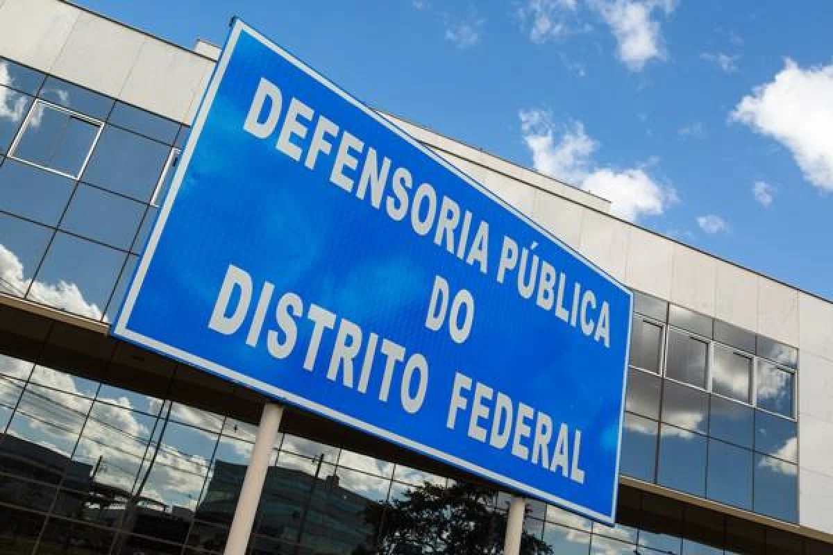 Fotografia colorida mostra placa azul com letras brancas