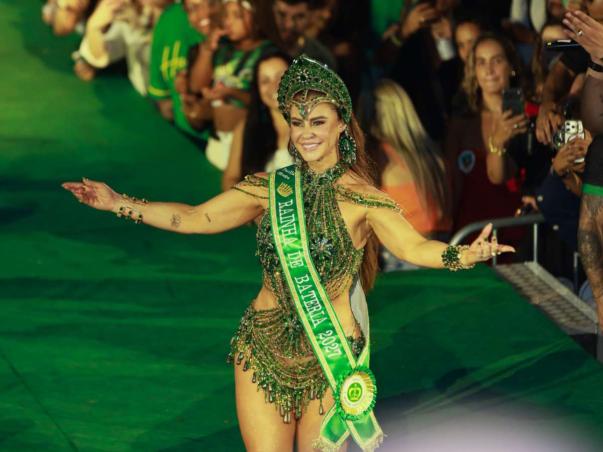 Esquenta com gritos de 'Lula' e 'selinho em Iza': como foi a coroação de Paolla Oliveira na Imperatriz