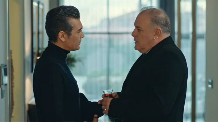 Na novela Iludida, Ali reage com fúria e culpa Asya por ter sido exposto publicamente na escola