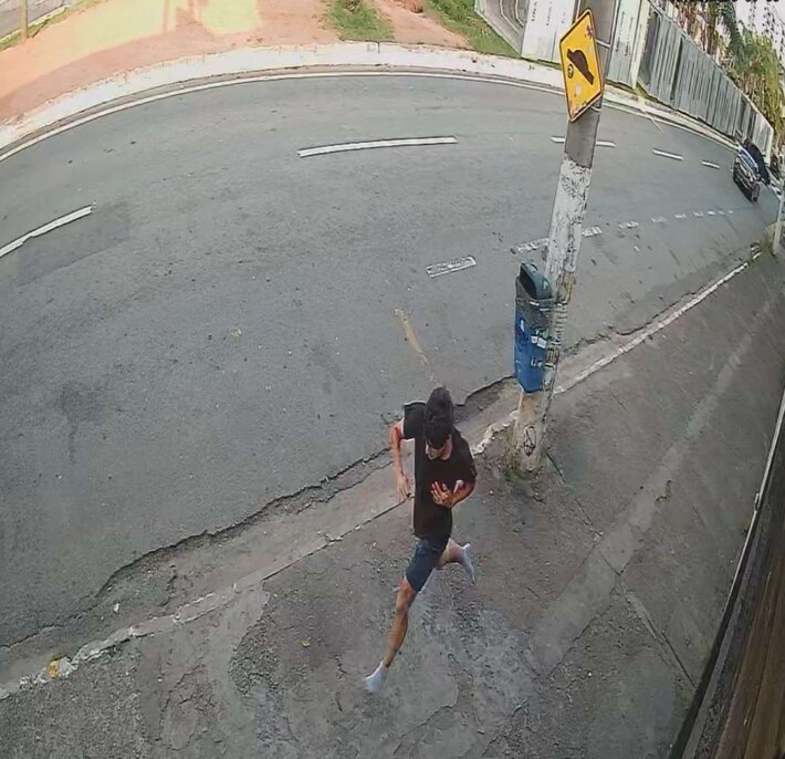 Imagens mostram Bruno Hashimura San Juliano correndo ap&oacute;s ser baleado durante uma briga de tr&acirc;nsito em Taubat&eacute;.