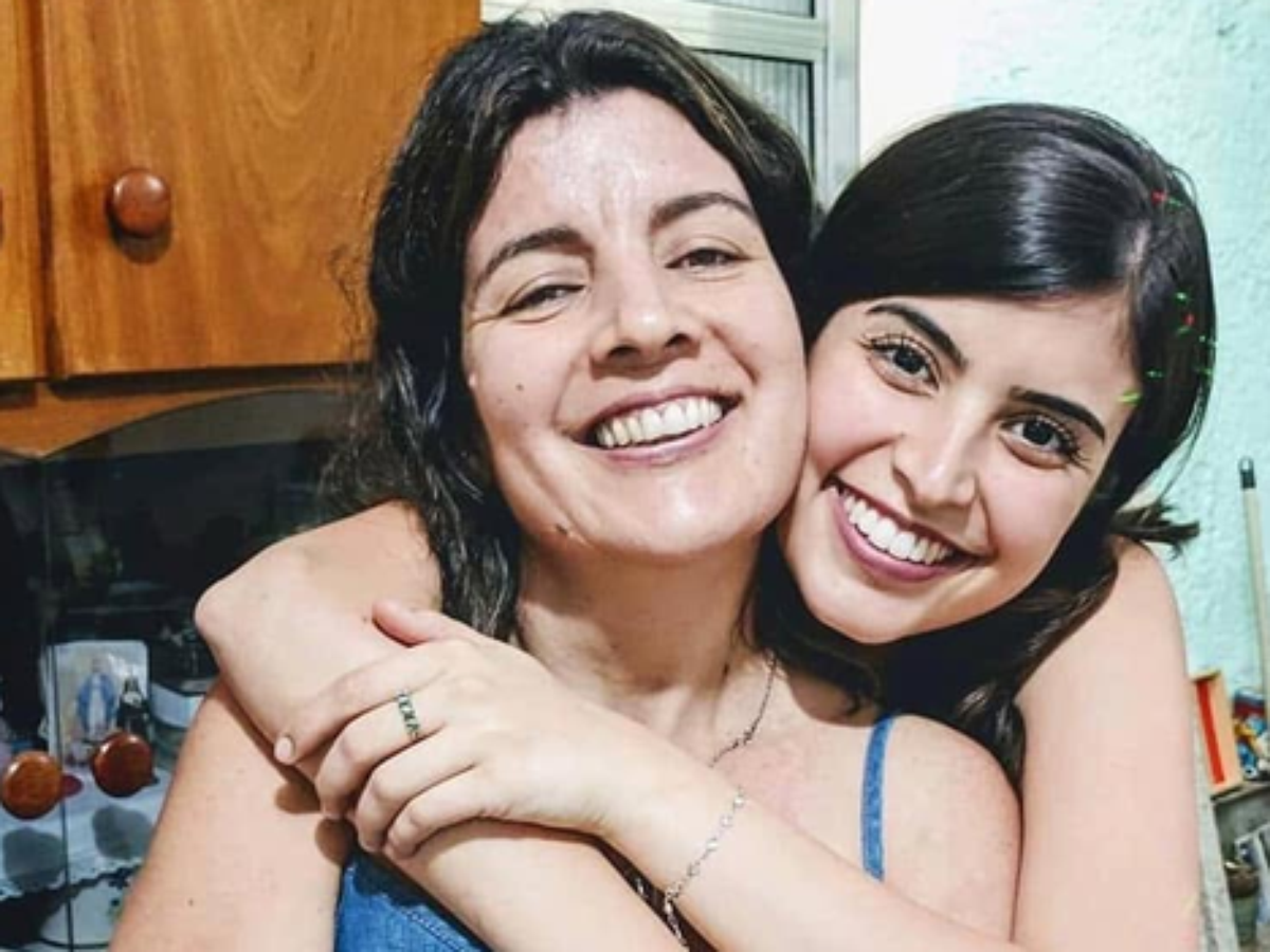 Mãe de Tabata Amaral pede Chiclete com Banana ao começar a acordar após cirurgia de emergência