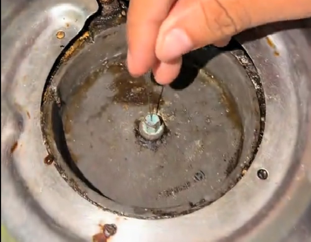 Cuidado! Usar agulhas, arames ou palitos para desobstruir os queimadores é um erro comum que pode danificá-los — Foto: Reprodução/Tiktok