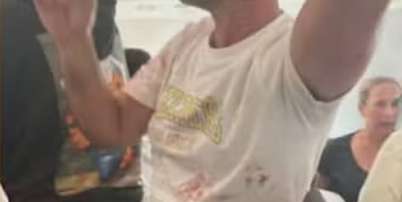 Imagem em rede social mostra passageiros com a camisa suja de sangue; briga entre pilotos fez voo que ia para Israel ser desviado Foto: Reprodu&ccedil;&atilde;o Foto: Reprodu&ccedil;&atilde;o/Rede Social / Estad&atilde;o