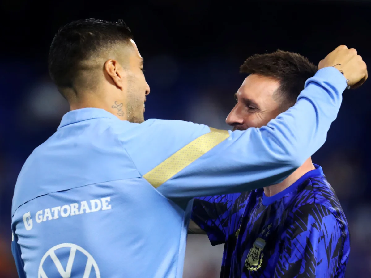 Luis Suárez homenageia Messi após aposentadoria da seleção: "Obrigado!"