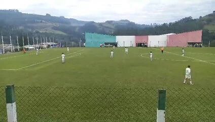 Mais rápido do mundo? Garoto de 14 anos faz gol do meio de campo com dois segundos
