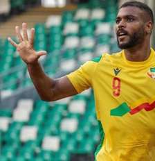 Steve Mounié comemora um gol pelo Benim – Foto: Reprodução / Instagram - Legenda: Steve Mounié é o grande nome da seleção africana / Jogada10