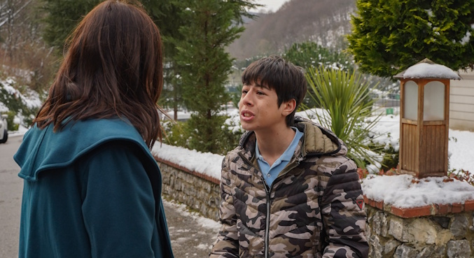 Na novela Iludida, Ali reage com fúria e culpa Asya por ter sido exposto publicamente na escola