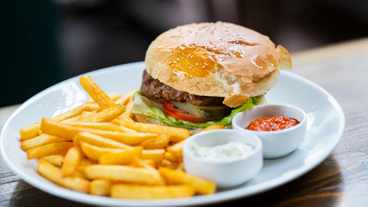 MG: fast food é condenada por servir hambúrguer e batata a trabalhadora