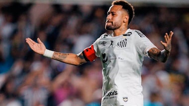 Neymar anota duas vezes de pênalti e Santos busca empate com o líder Flamengo na Vila